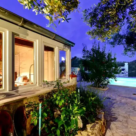 فيلة Robinson House With Pool & Seaview